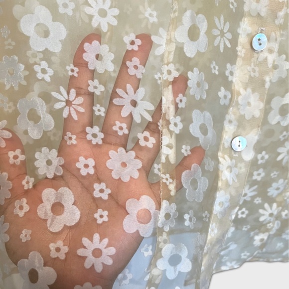 Pastel yellow vintage floral point collar abalone shell button down blouse - Picture 6 of 8